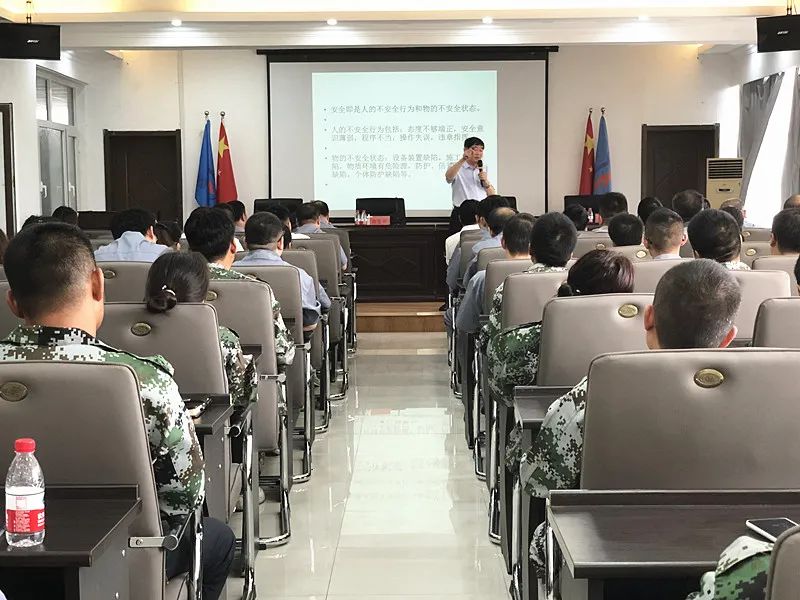 鑫豐集團(tuán)舉辦“愛崗敬業(yè) 腳踏實地”管理人員培訓(xùn)會議